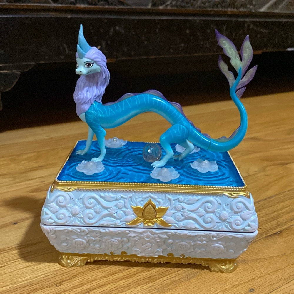 Disney's Raya & The Last Dragon Sisu Dragon Chest Jewelry Box, Lights & Music